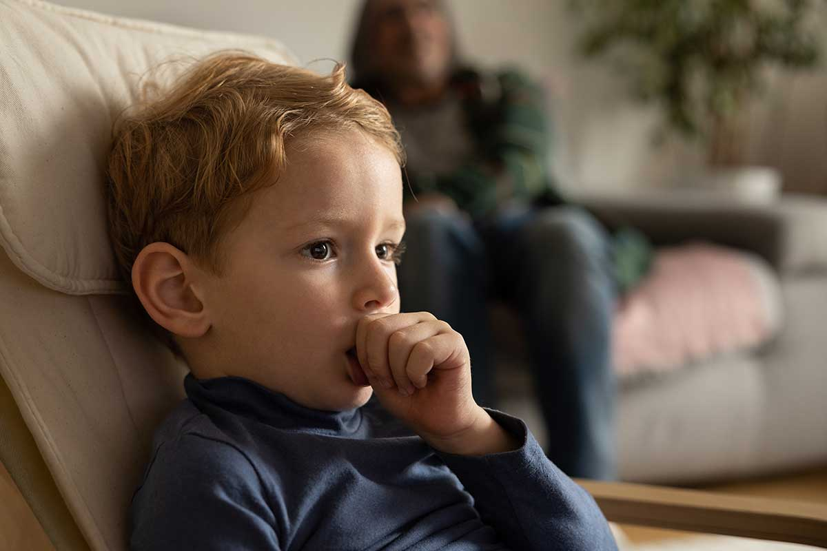 Cómo Hacer que un Niño Deje de Chuparse el Dedo